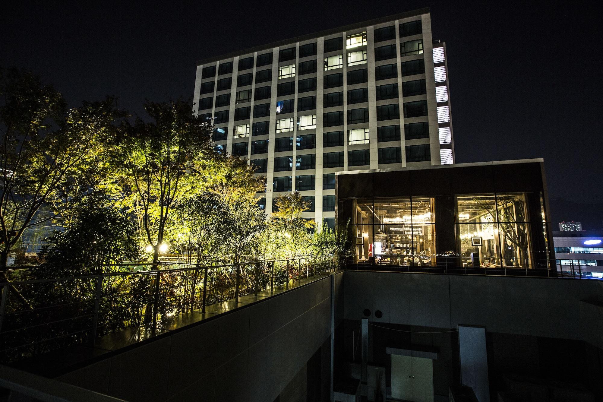 Hotel I Square 4*