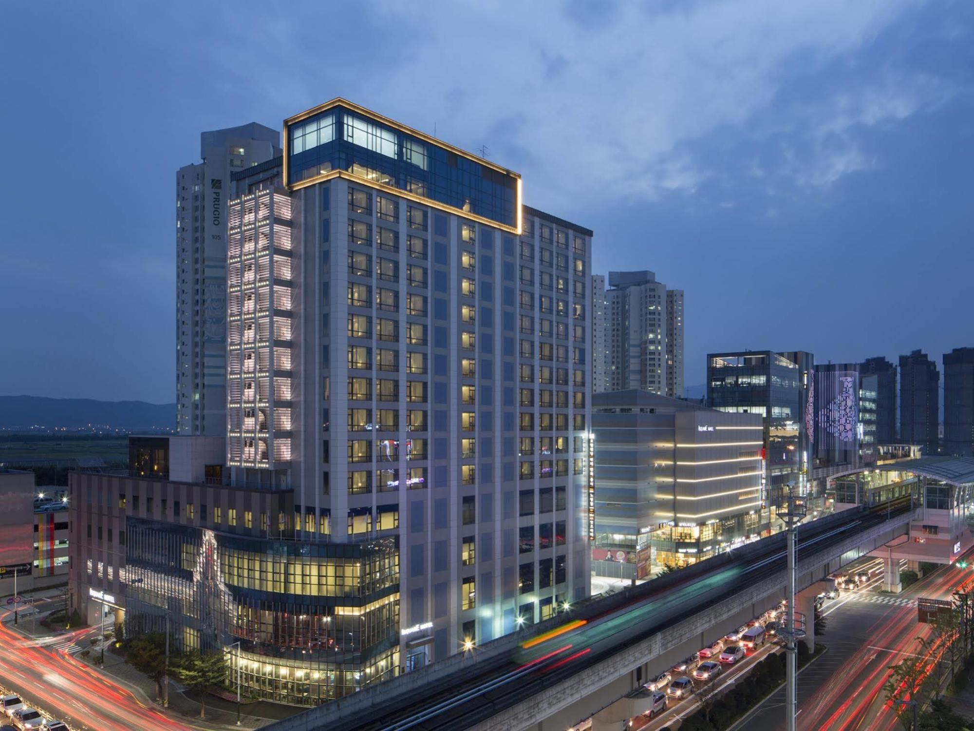 Hotel I Square 4*